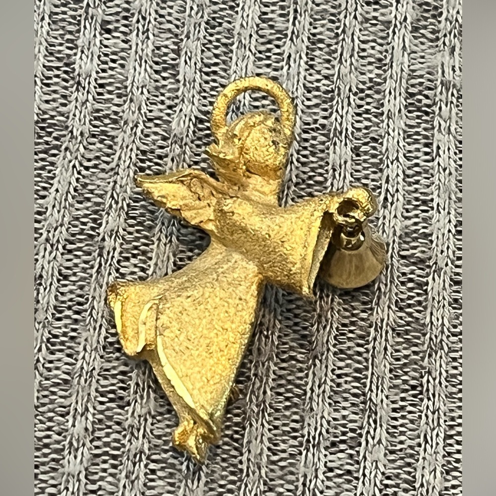 Vintage 1970s Robyn Rush branded gold tone angel with bell brooch / pin